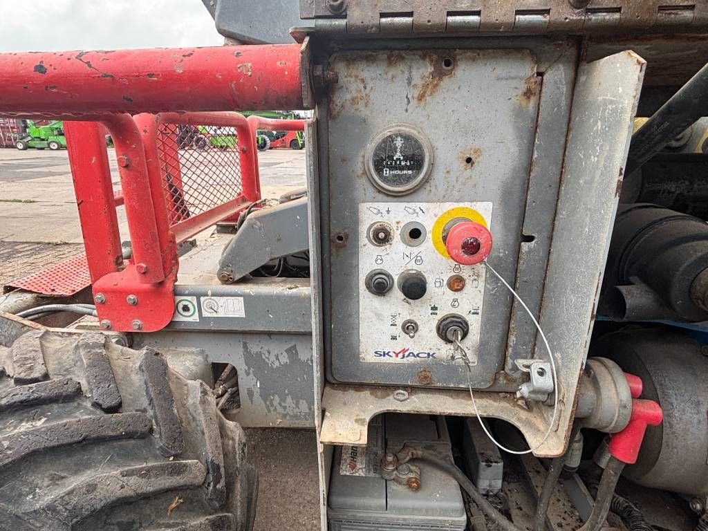 SkyJack SJ 6832 RT 12m schaarhoogwerker diesel 4x4