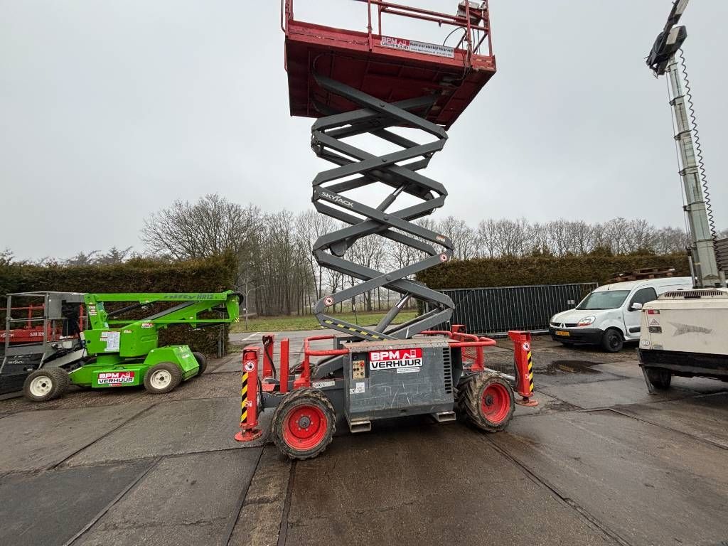 SkyJack SJ 6832 RT 12m schaarhoogwerker 4x4 Skyjack