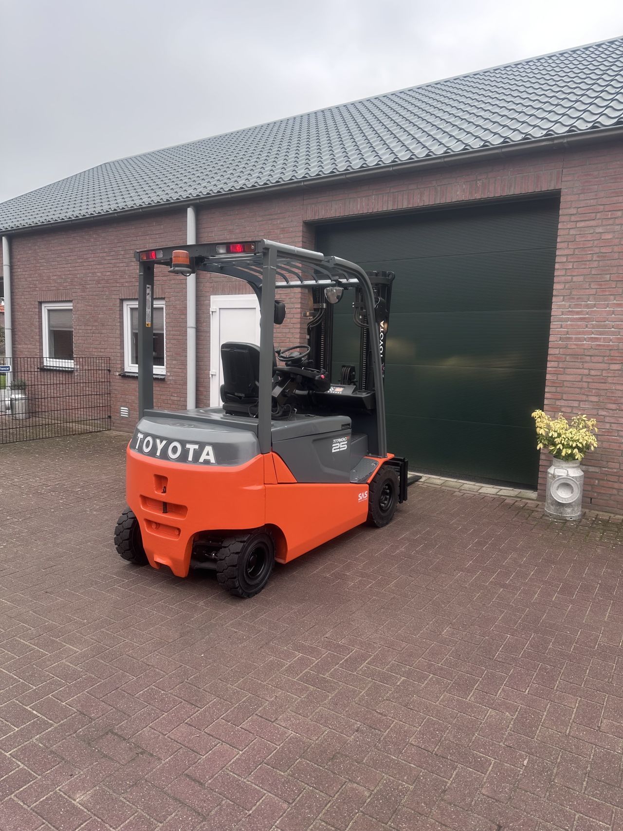 Toyota 8FBMT25 2500kg 800 uur! Triplo elektrische heftruck