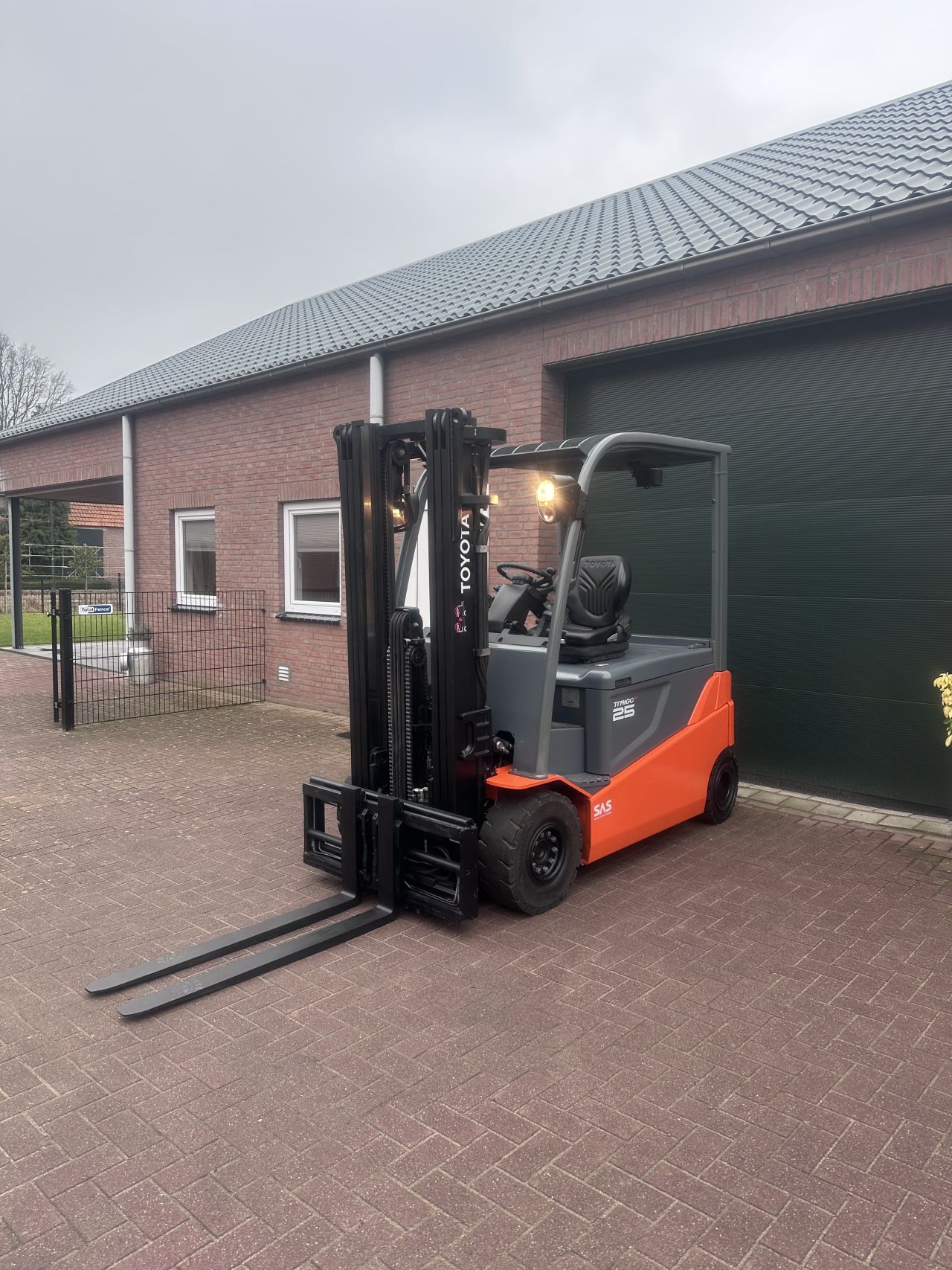 Toyota 8FBMT25 2500kg 800 uur! Triplo elektrische heftruck