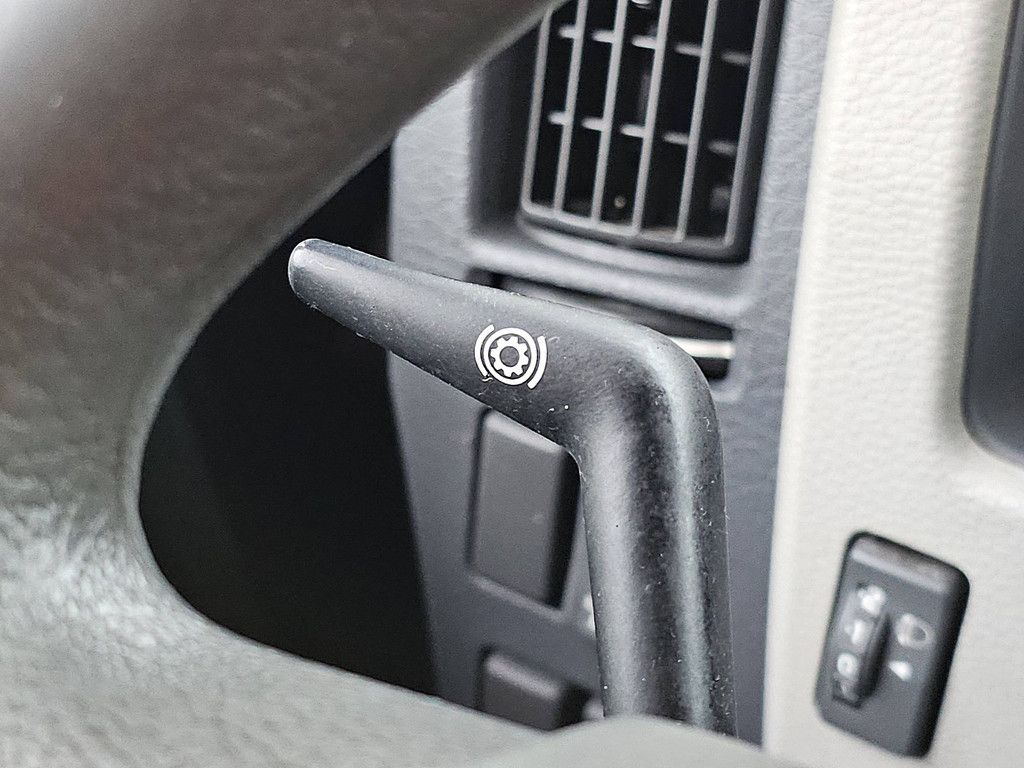 VOLVO FE 280.18 box 5.5 2t lift