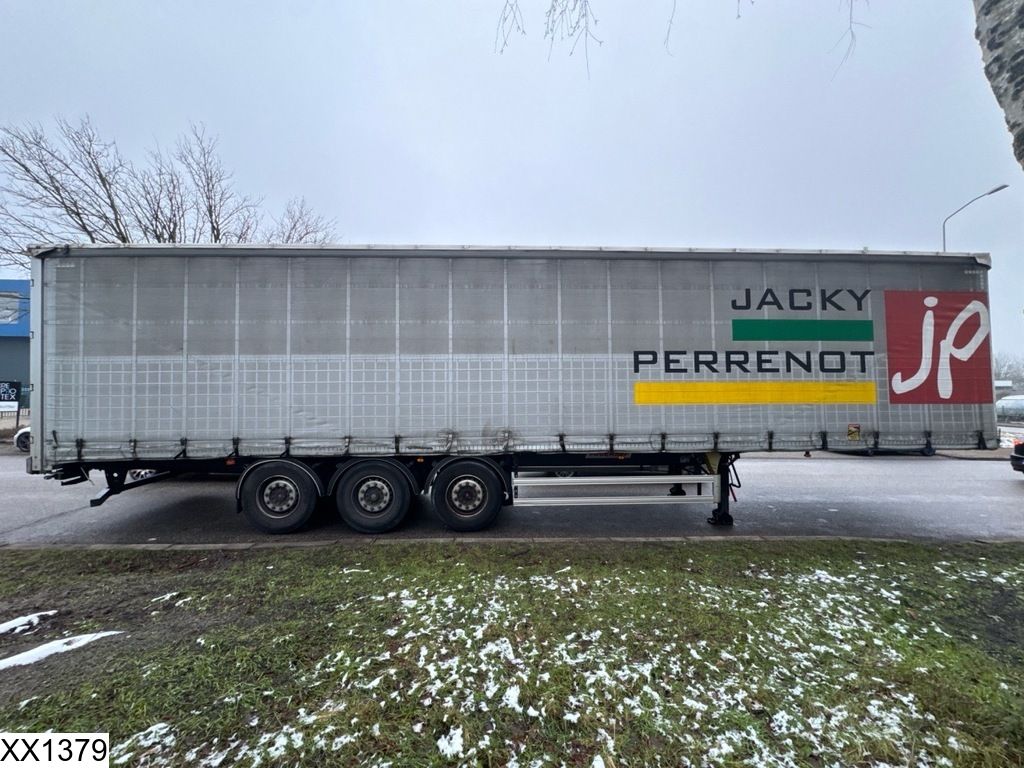 Fruehauf Tautliner Lift axle