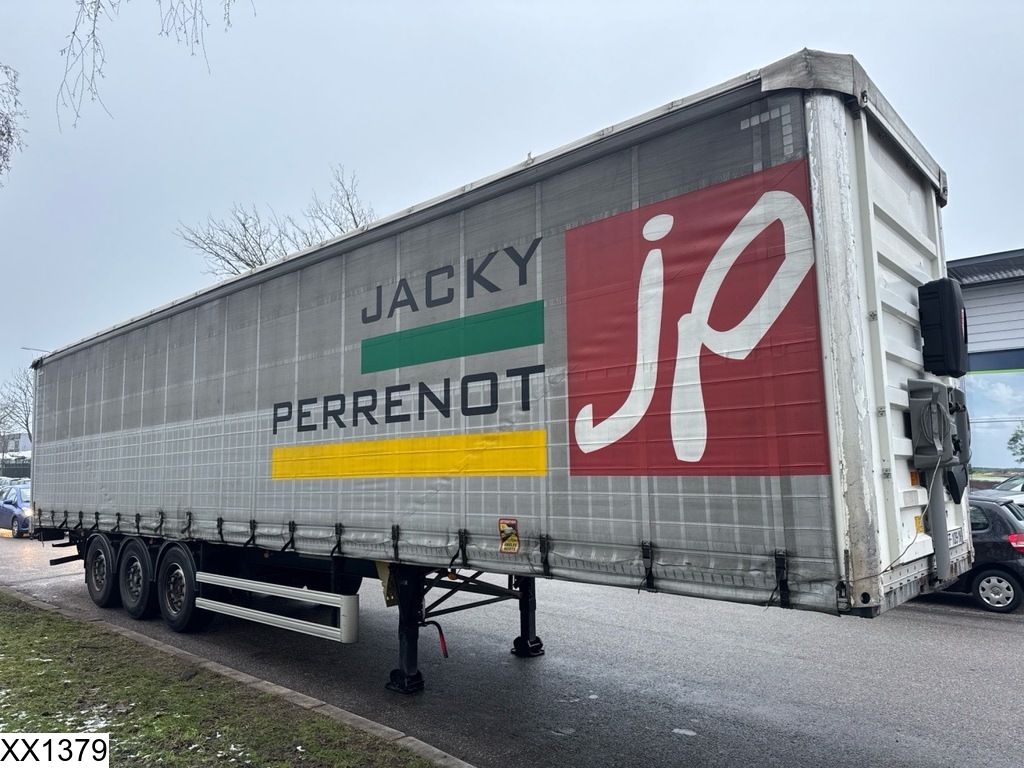 Fruehauf Tautliner Lift axle