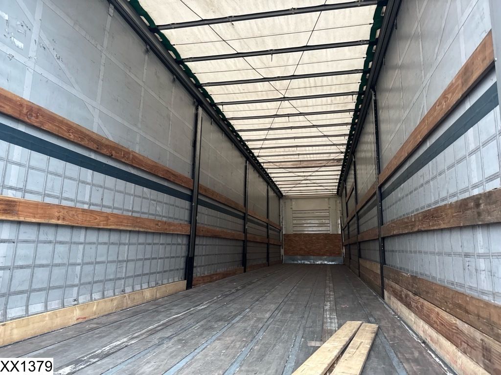 Fruehauf Tautliner Lift axle