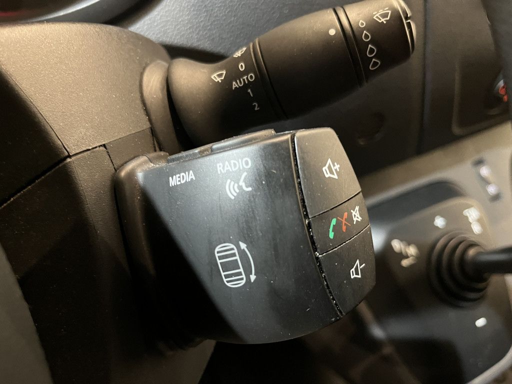 Renault Master 2.3 dCi 150 PK Automaat Bakwagen / Zepro Laadklep / Meubelbak / Euro 6 / Airco / Cruise Control / CarPlay / 3-Zits / 93.000 KM !!