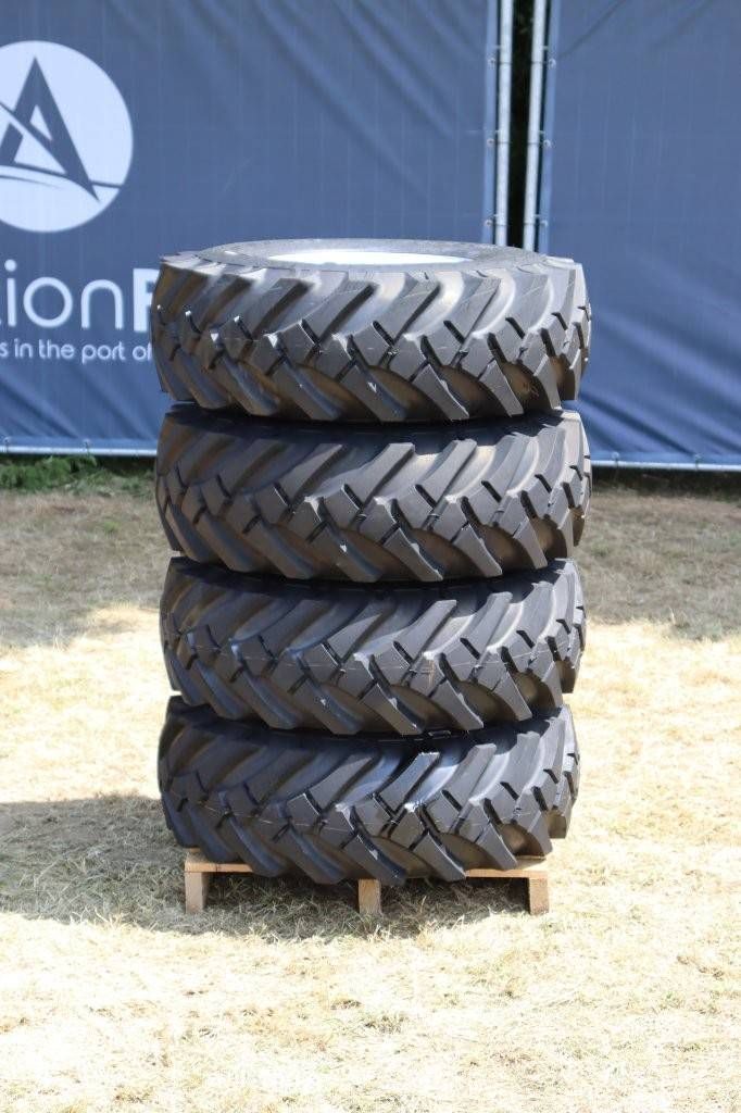 Set van 4 banden Nieuw