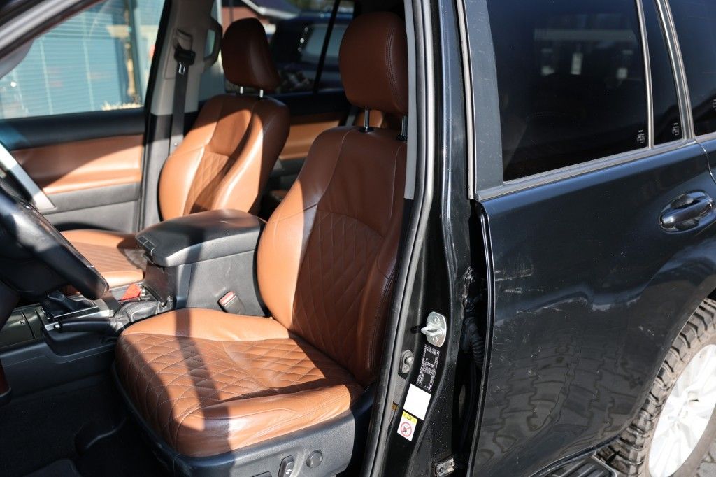 Toyota Landcruiser 150 3.0 D-4D 5DRS VX B/E TREKKER A/T 5 SITZ VAN