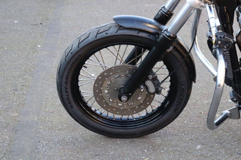 Harley-Davidson Dyna Street Bob Benzinmotorrad 2009