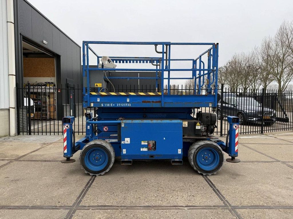 Scherenarbeitsbühne SkyJack SJ6832RTE Elektro+Diesel 11,7 m 2017