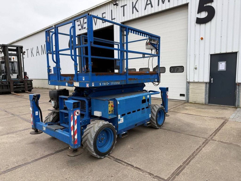 Scherenarbeitsbühne SkyJack SJ6832RTE Elektro+Diesel 11,7 m 2017