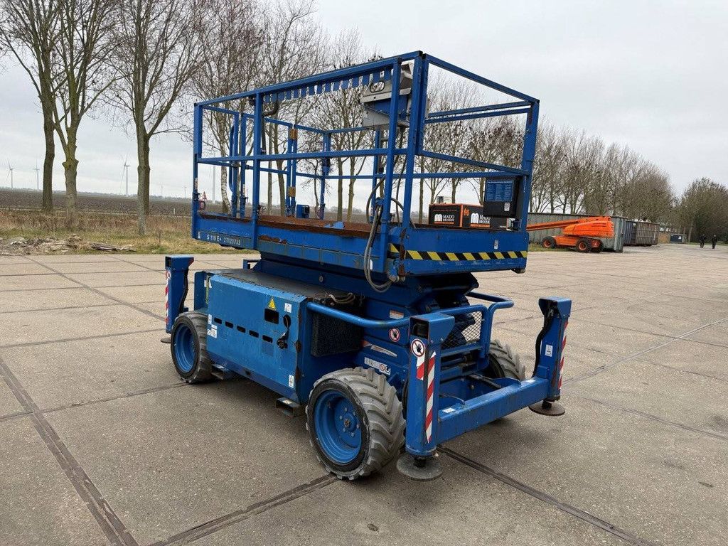 Scherenarbeitsbühne SkyJack SJ6832RTE Elektro+Diesel 11,7 m 2017