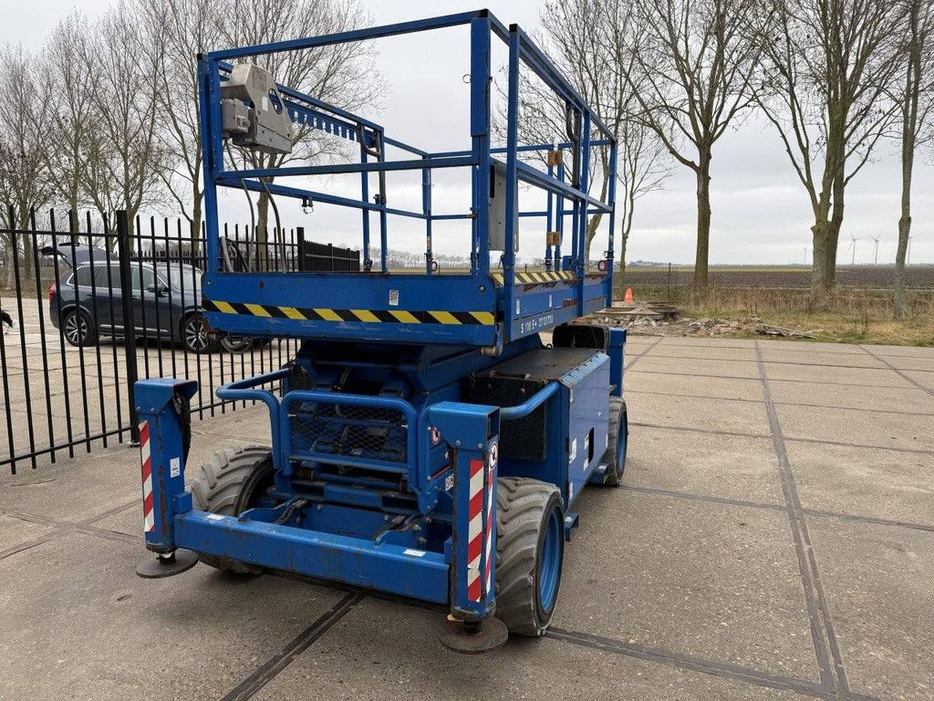 Scherenarbeitsbühne SkyJack SJ6832RTE Elektro+Diesel 11,7 m 2017