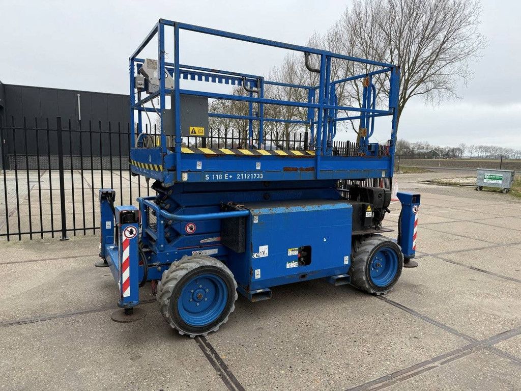 Scherenarbeitsbühne SkyJack SJ6832RTE Elektro+Diesel 11,7 m 2017