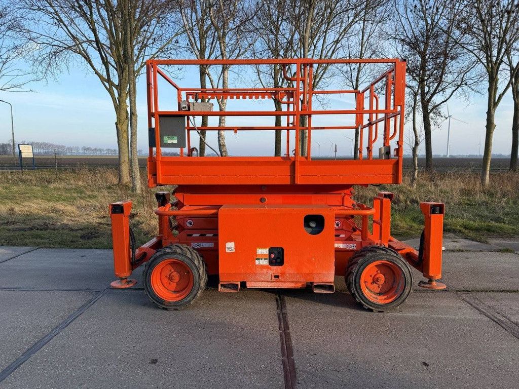 Scherenarbeitsbühne SkyJack SJ6832RT Diesel 11,7 m