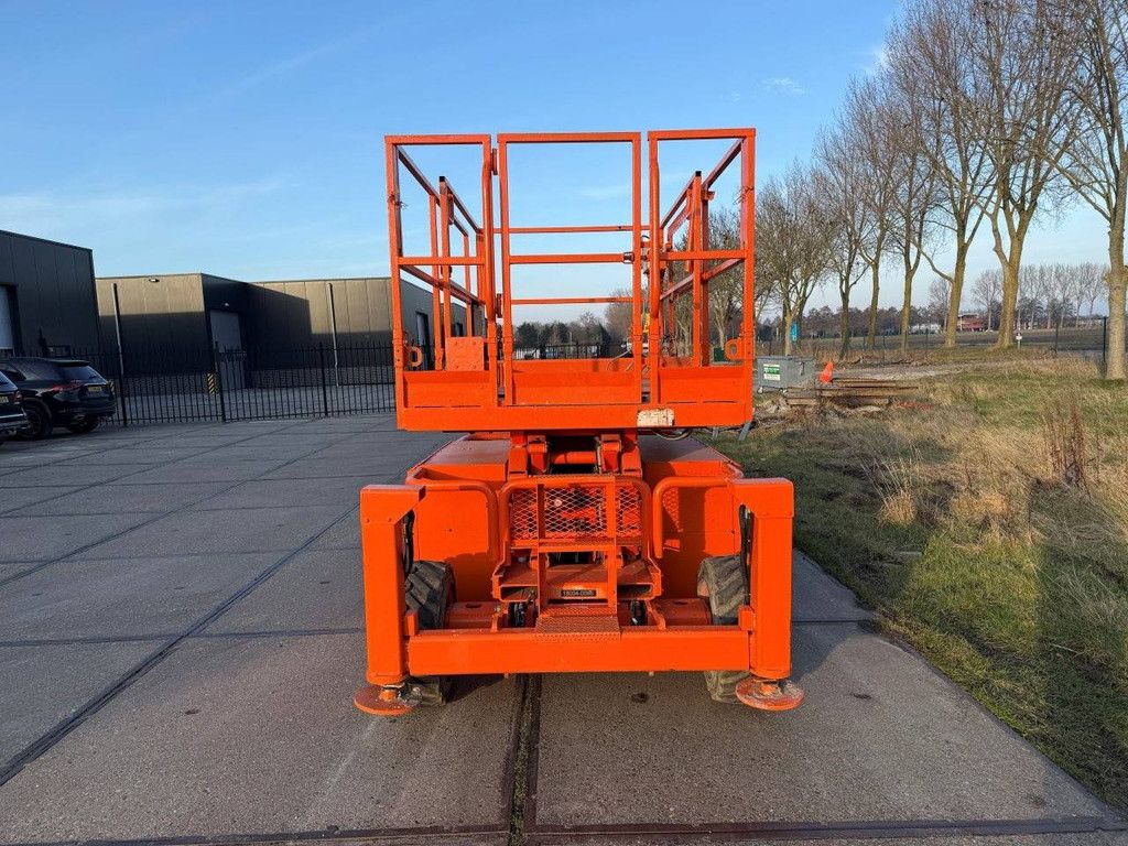 Scherenarbeitsbühne SkyJack SJ6832RT Diesel 11,7 m