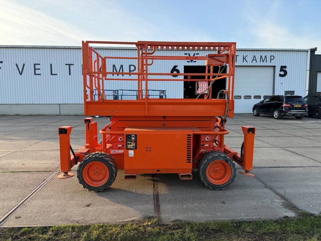 Scherenarbeitsbühne SkyJack SJ6832RT Diesel 11,7 m