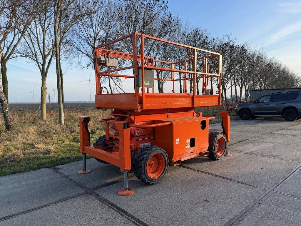 Scherenarbeitsbühne SkyJack SJ6832RT Diesel 11,7 m