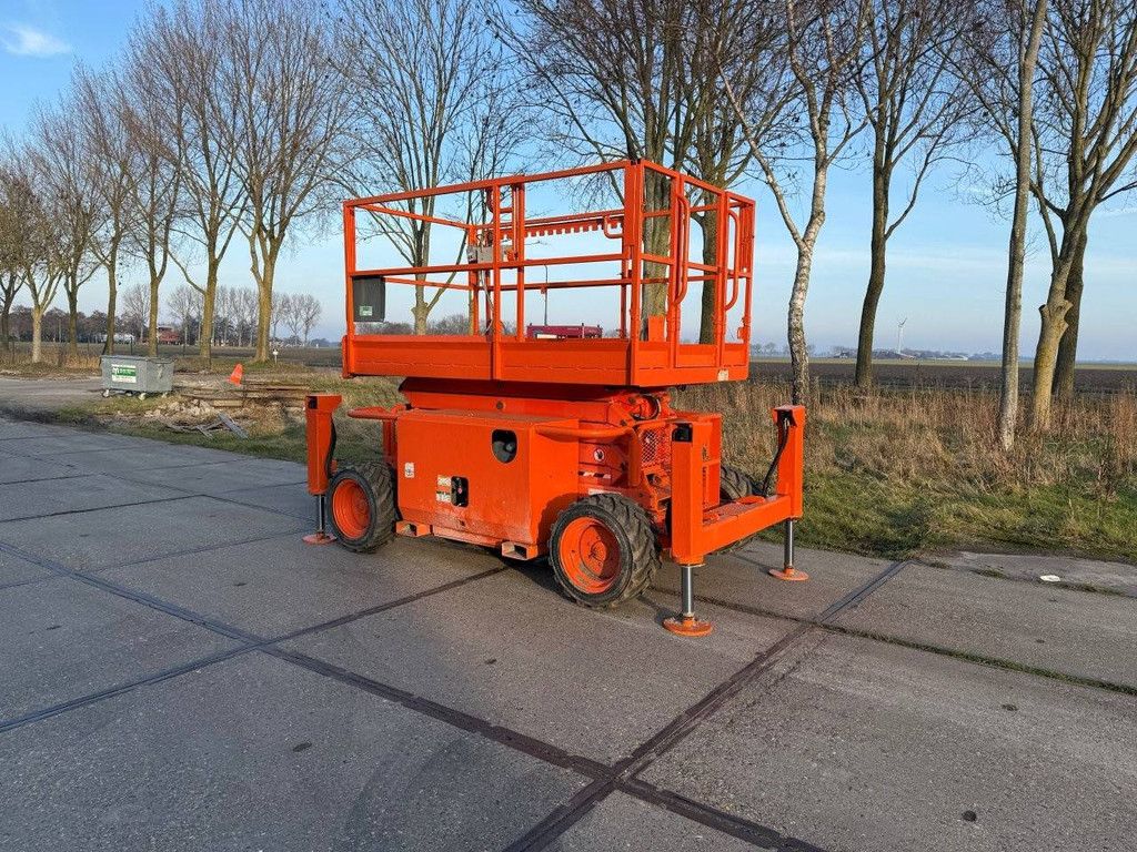 Scherenarbeitsbühne SkyJack SJ6832RT Diesel 11,7 m