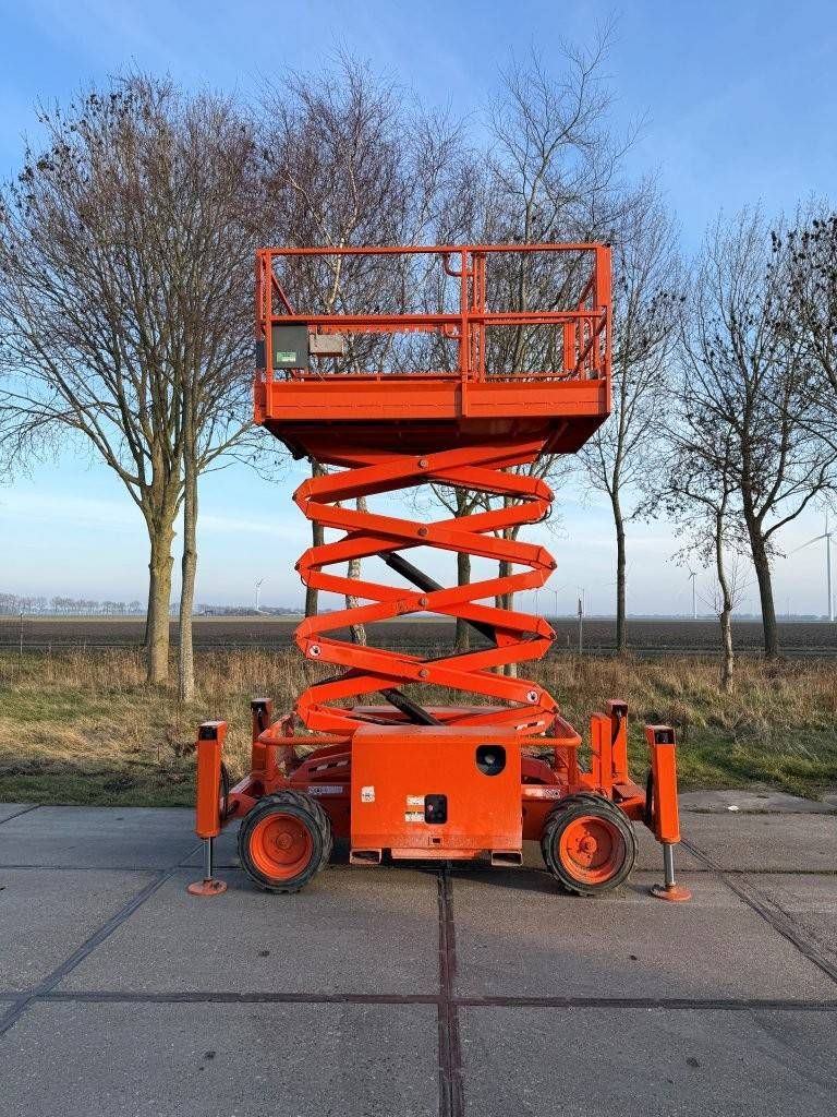 Scherenarbeitsbühne SkyJack SJ6832RT Diesel 11,7 m