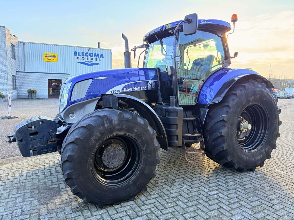 New Holland T7040 PC Blue Power
