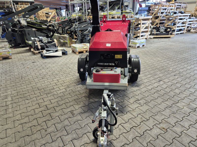 TP 165 MOBILE Holzhacker /Holzhäcksler mit Benzinmotor und PKW-Fahr