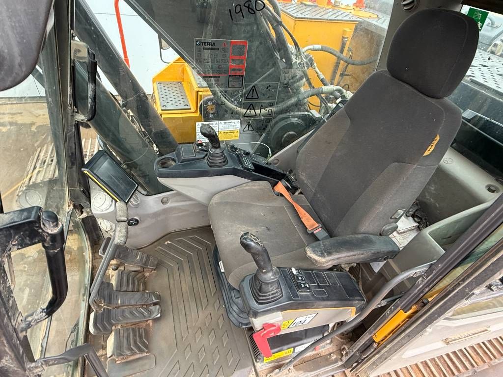 Volvo EC300EL - Hammer Lines / Quick Coupler / Camera