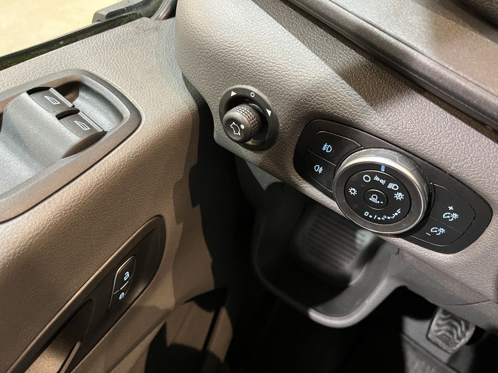 Ford Transit 2.0 TDCI L2 AWD 4X4 170 PK Open Laadbak / Euro 6 / Airco / Cruise Control / Trekhaak / Camera / 3-Zits / 20.000 KM !!