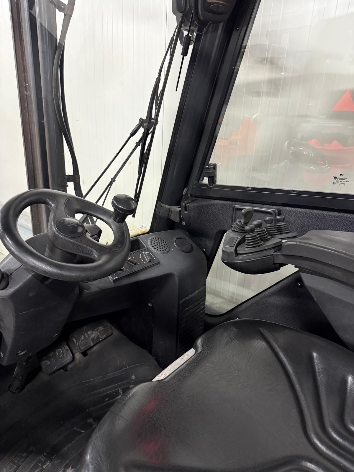 Heftruck linde h30-01 bouwjaar 2012 8200 uur.