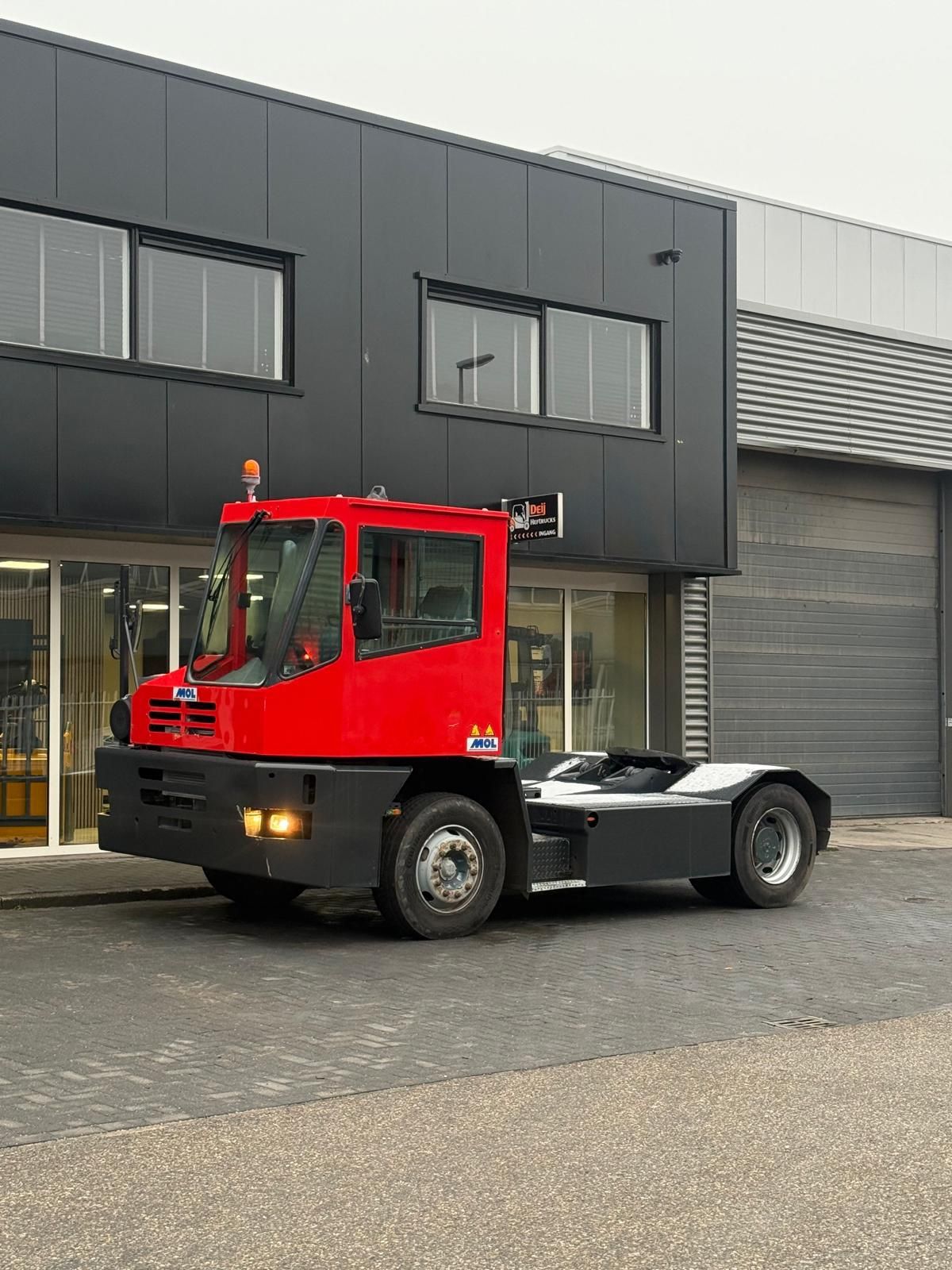 Turminal trekker MOL bj 11-2005 8000 uur