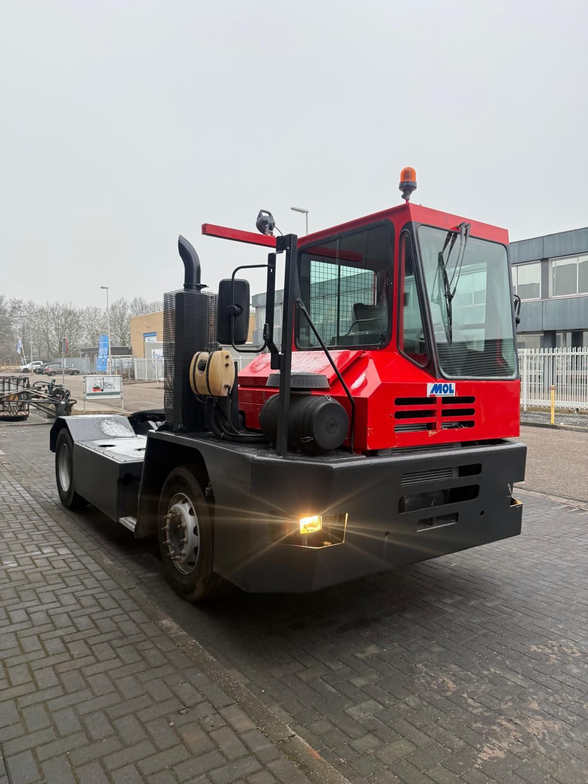Turminal trekker MOL bj 11-2005 8000 uur