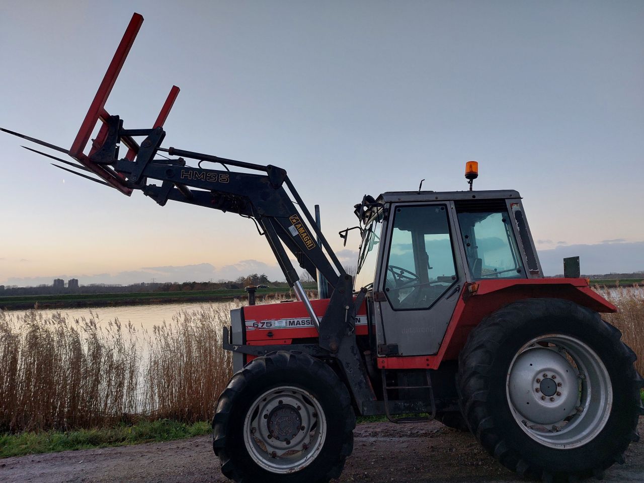 Massey Ferguso 675 met voorlader