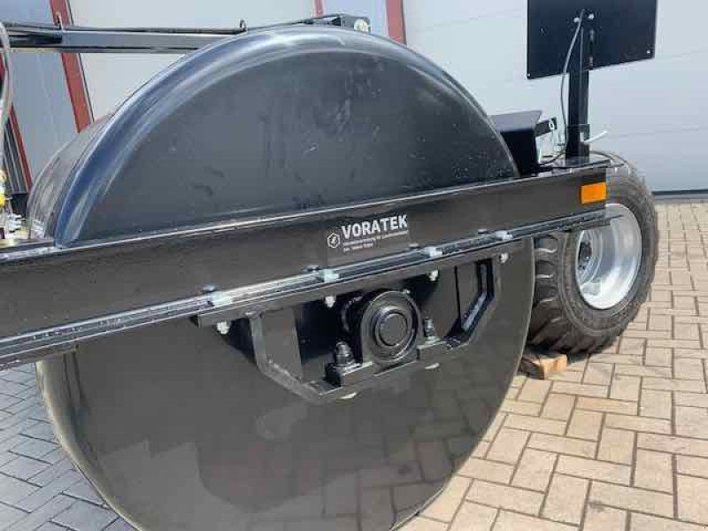 Voratek Wiesenwalze 275 cm mit Fahrgestell und DL