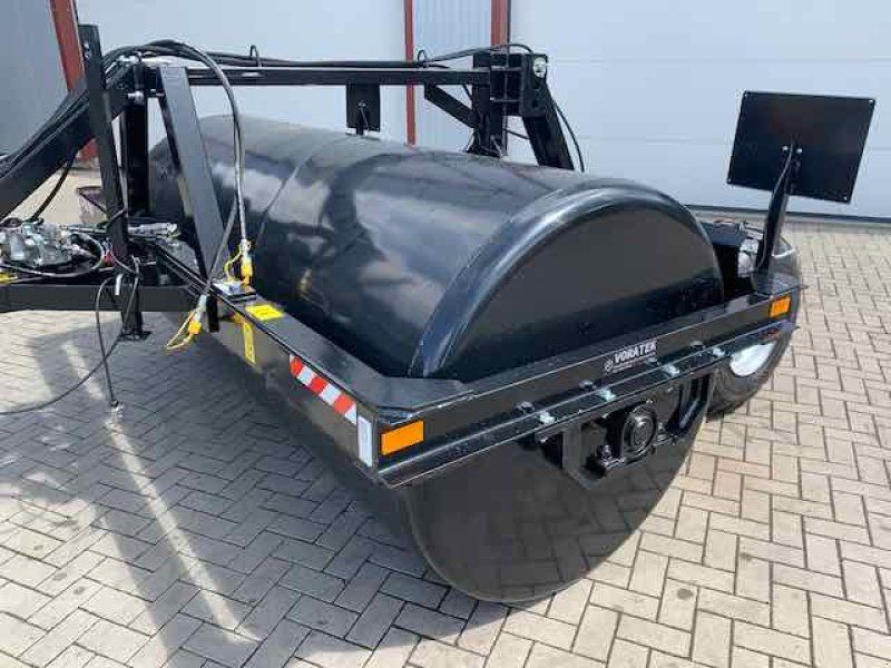 Voratek Wiesenwalze 275 cm mit Fahrgestell und DL