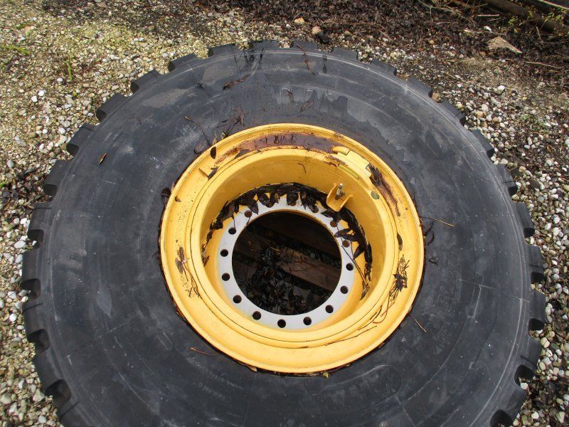 Liebherr er Michelin Reifen 23.5 R 25 mit er Felge