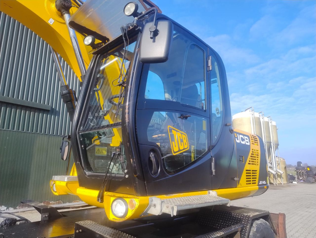 JCB JS145W
