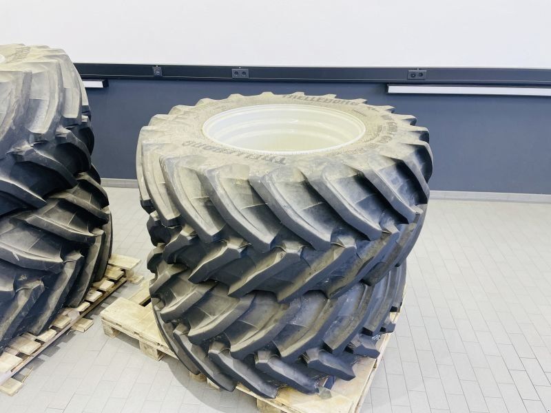 Trelleborg 710/60R42+ 600/60R30 VALTRA