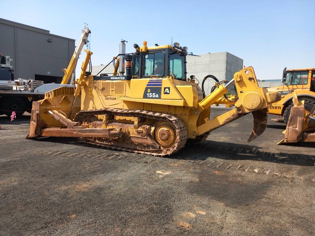 Komatsu D155A-6R (4 pcs available in Abu Dhabi)