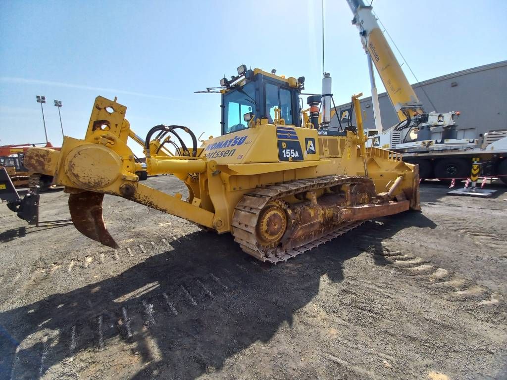 Komatsu D155A-6R (4 pcs available in Abu Dhabi)