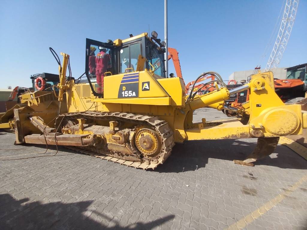 Komatsu D155A-6R (4 pcs available in Abu Dhabi)