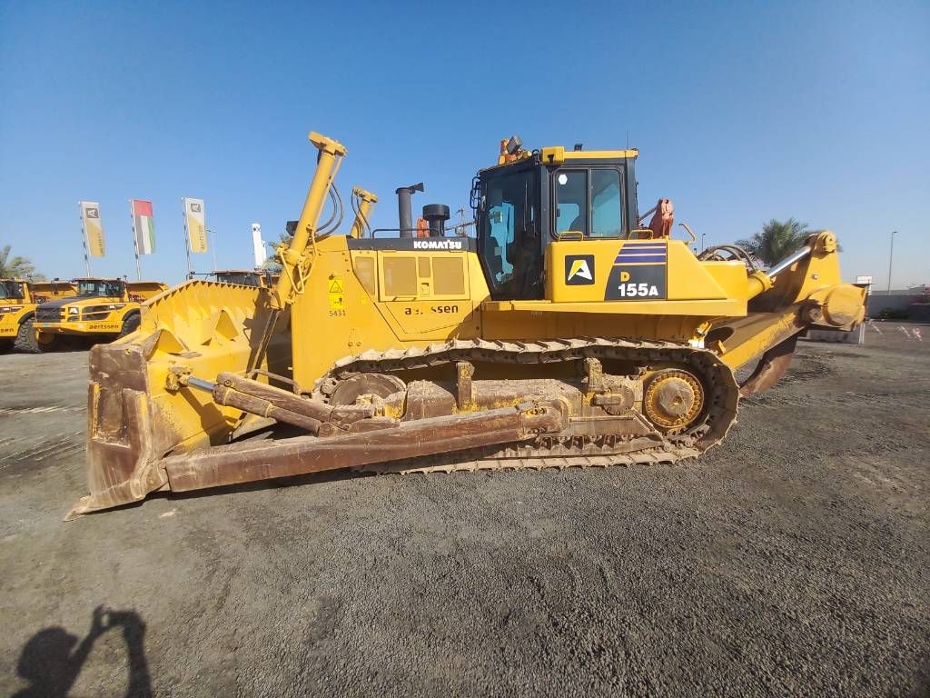 Komatsu D155A-6R (4 pcs available in Abu Dhabi)