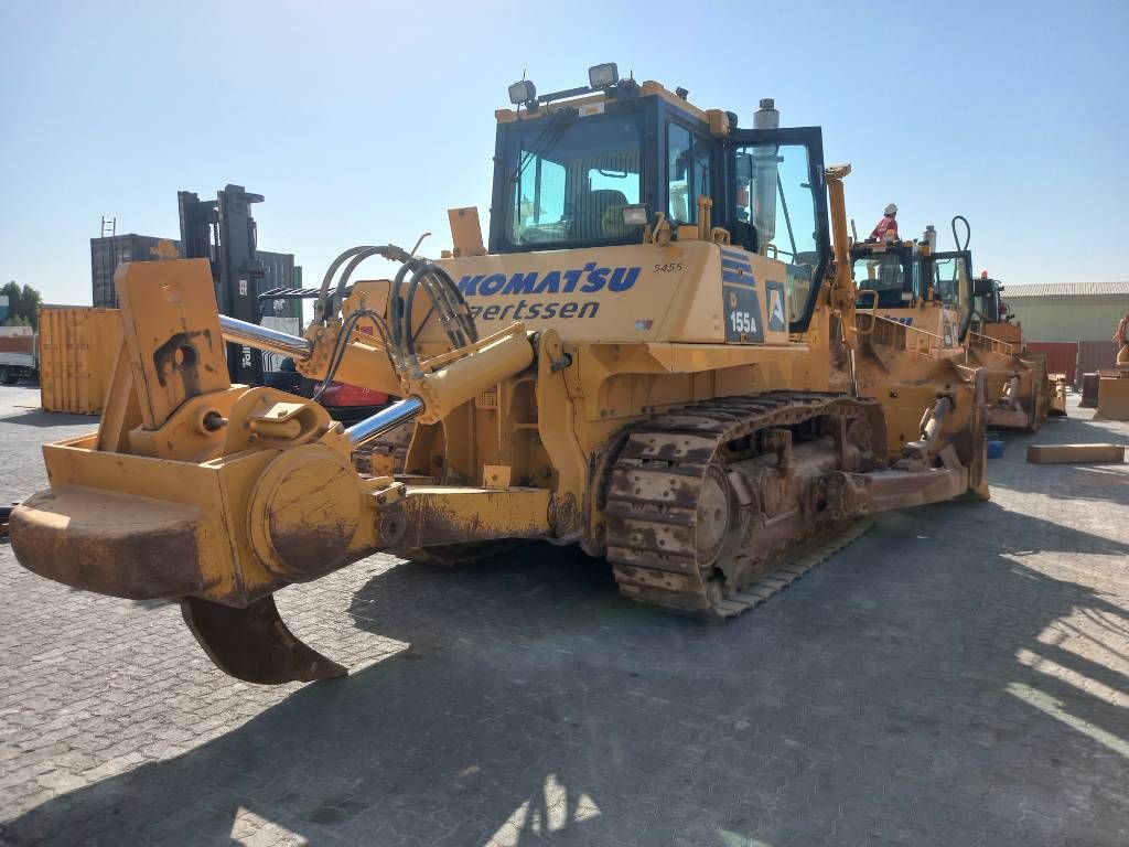 Komatsu D155A-6R (4 pcs available in Abu Dhabi)