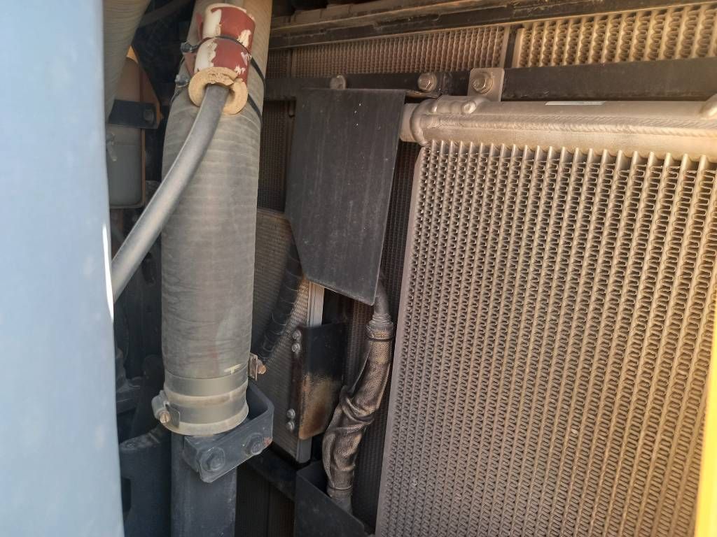 Komatsu D155A-6R (4 pcs available in abu Dhabi)