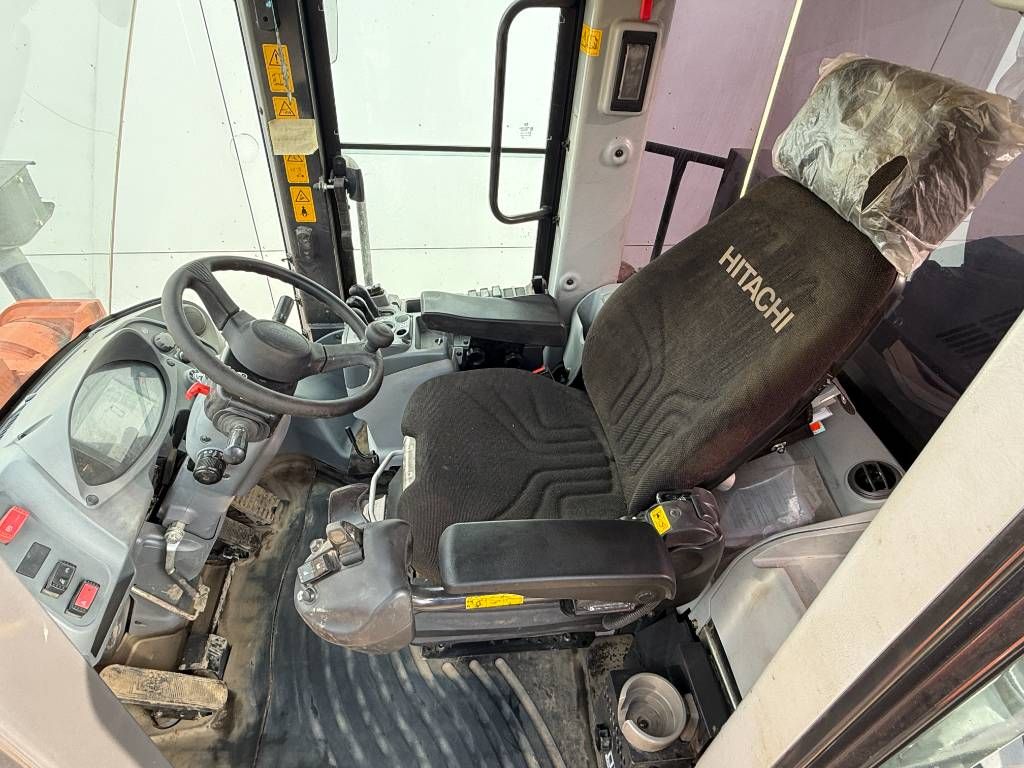 Hitachi ZW310-6 - CDC Steering / 3rd Function