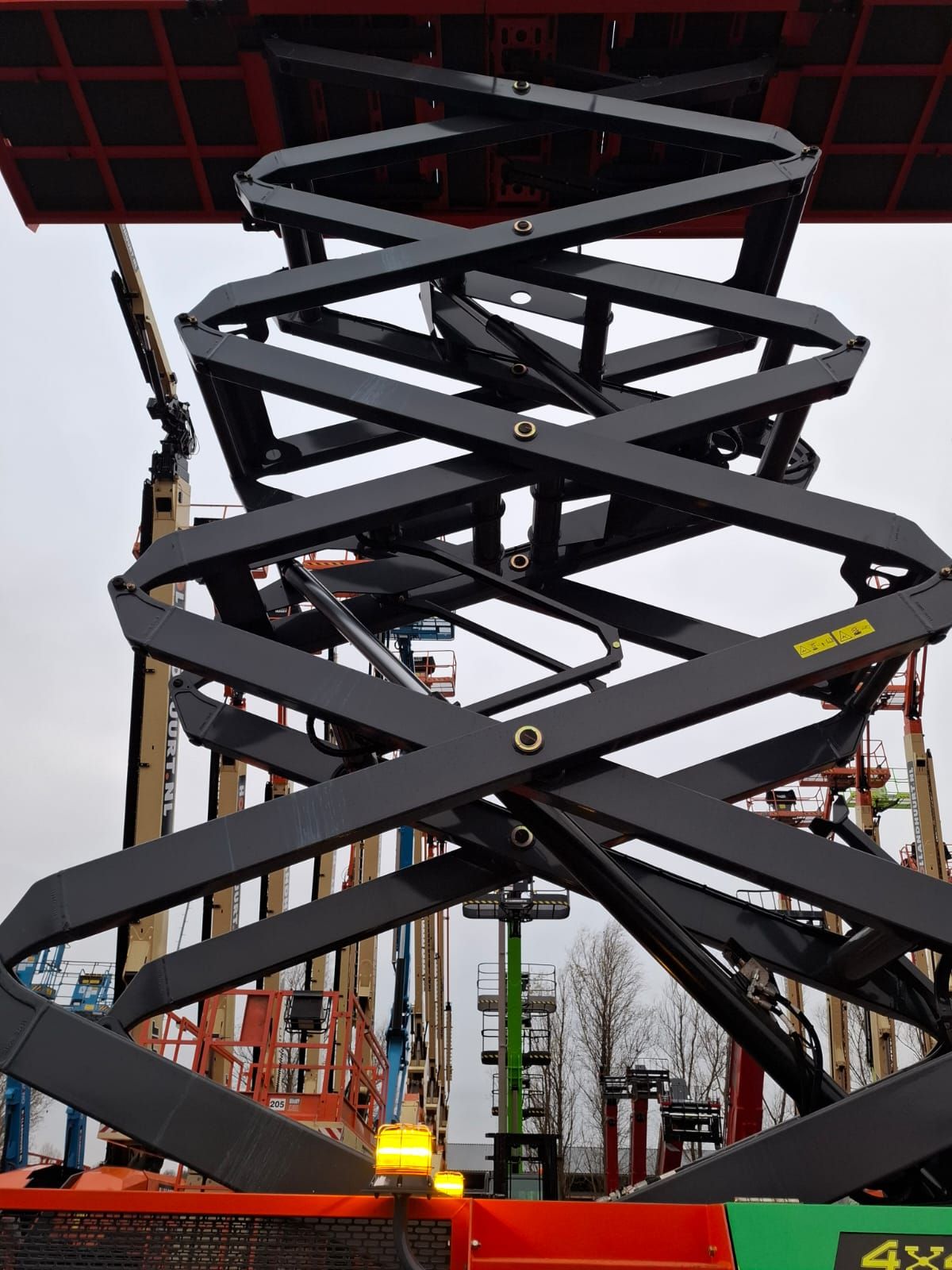 DINGLI Scissor Lift - Compact & Efficient for indoor and outdoor