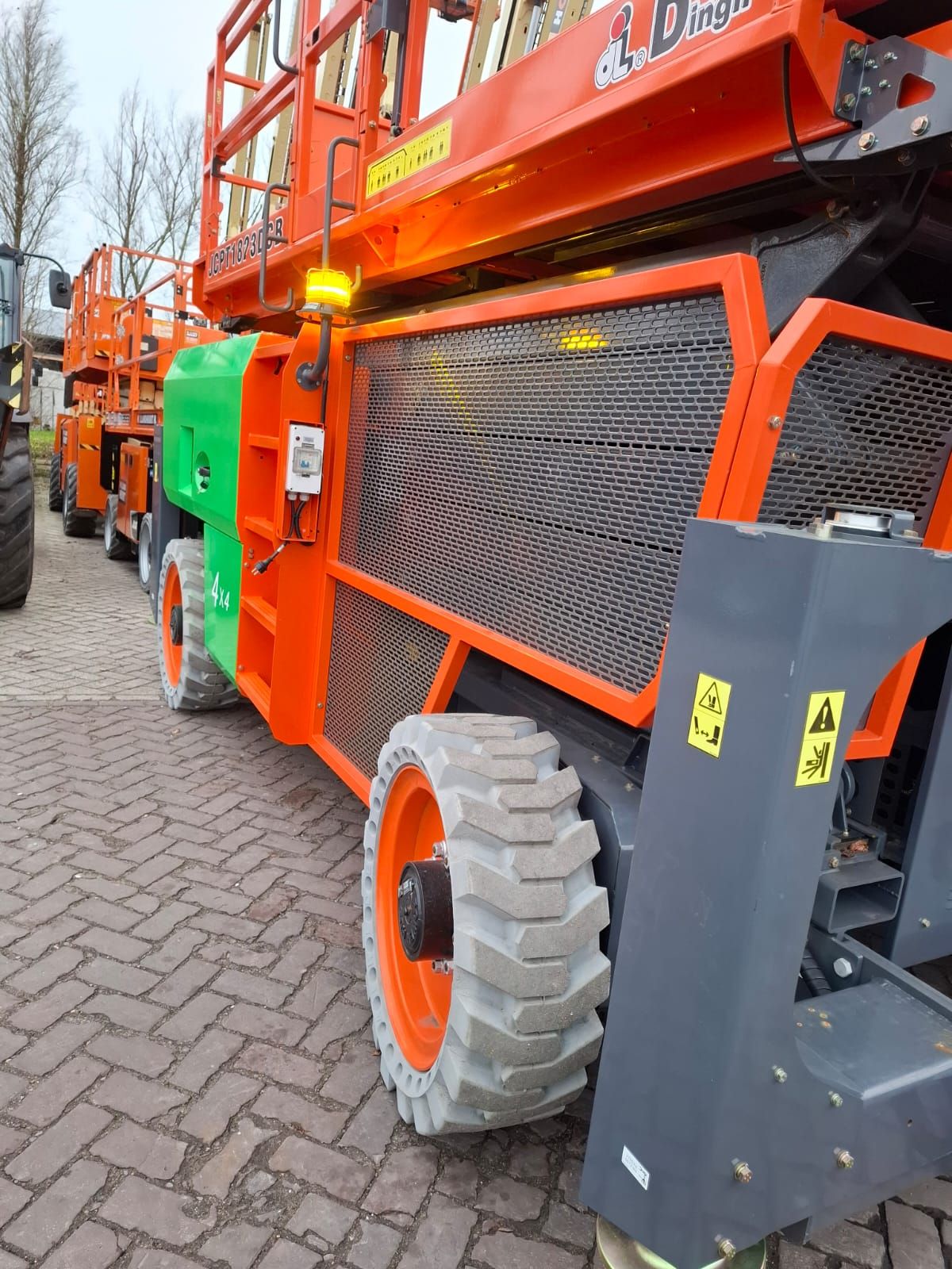 DINGLI Scissor Lift - Compact & Efficient for indoor and outdoor