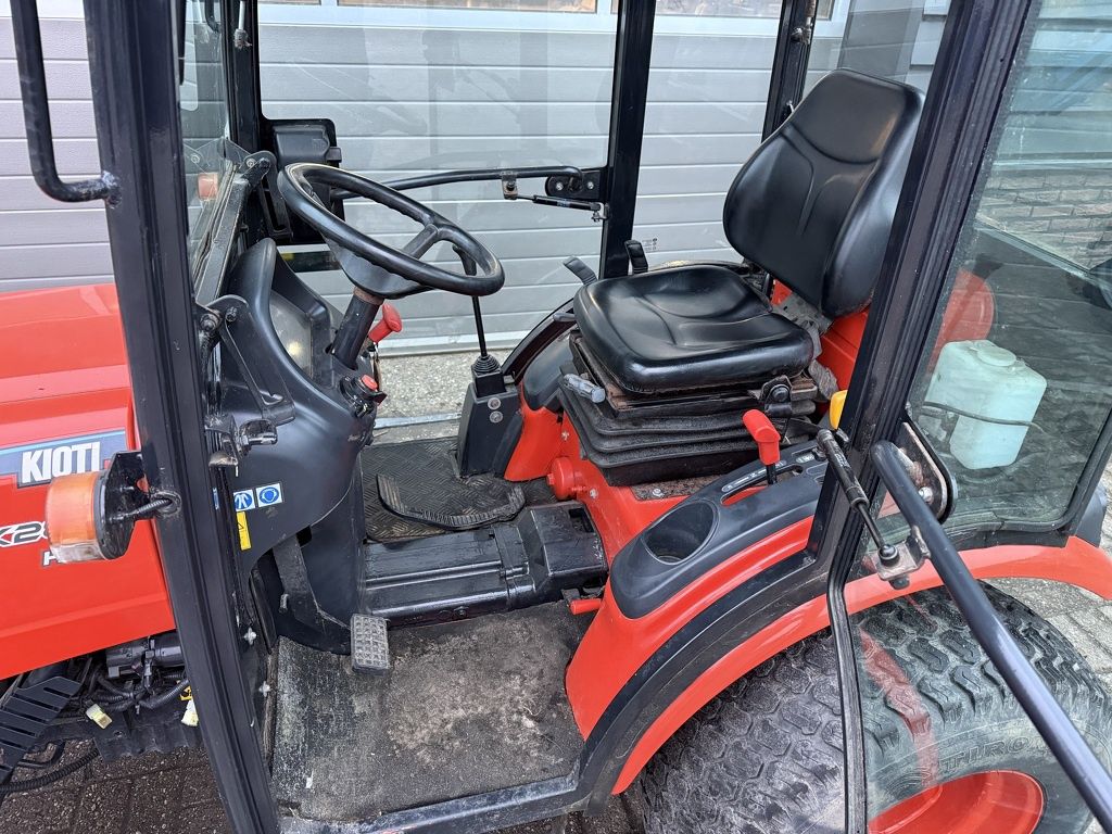Kioti CK2810 HST minitractor met cabine
