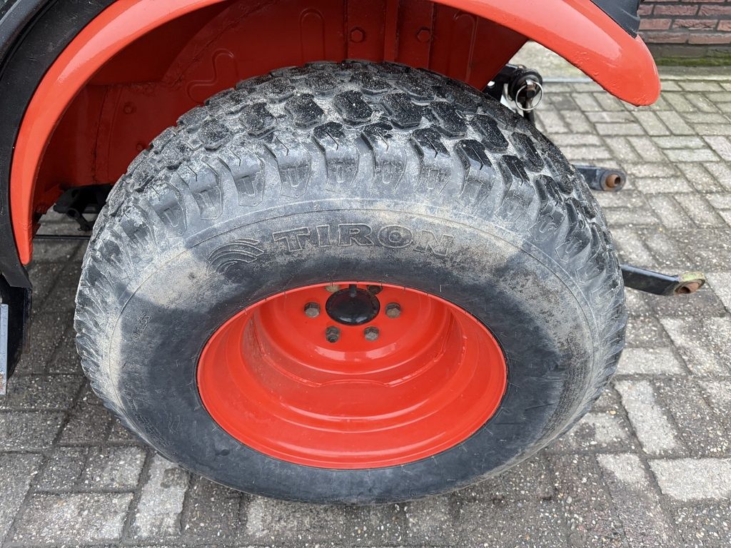Kioti CK2810 HST minitractor met cabine