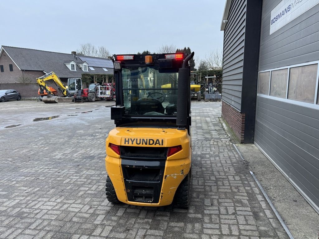 Hyundai 25D-9E 2.5 T diesel heftruck met cabine / vorkenverspreider