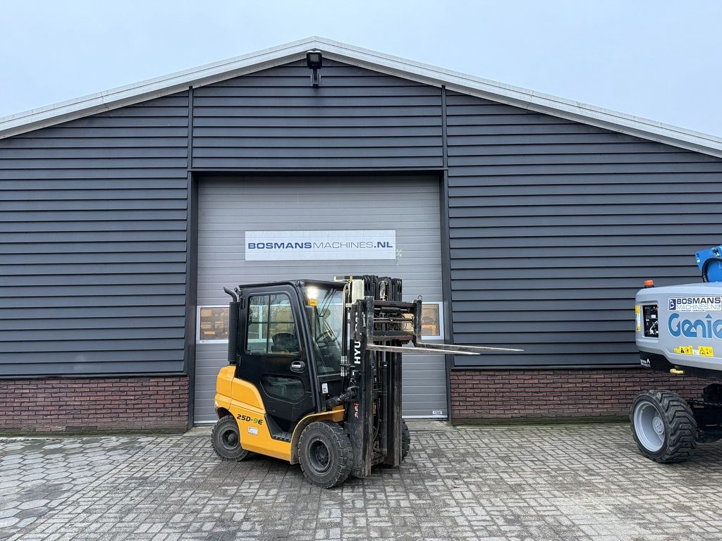 Hyundai 25D-9E 2.5 T diesel heftruck met cabine / vorkenverspreider