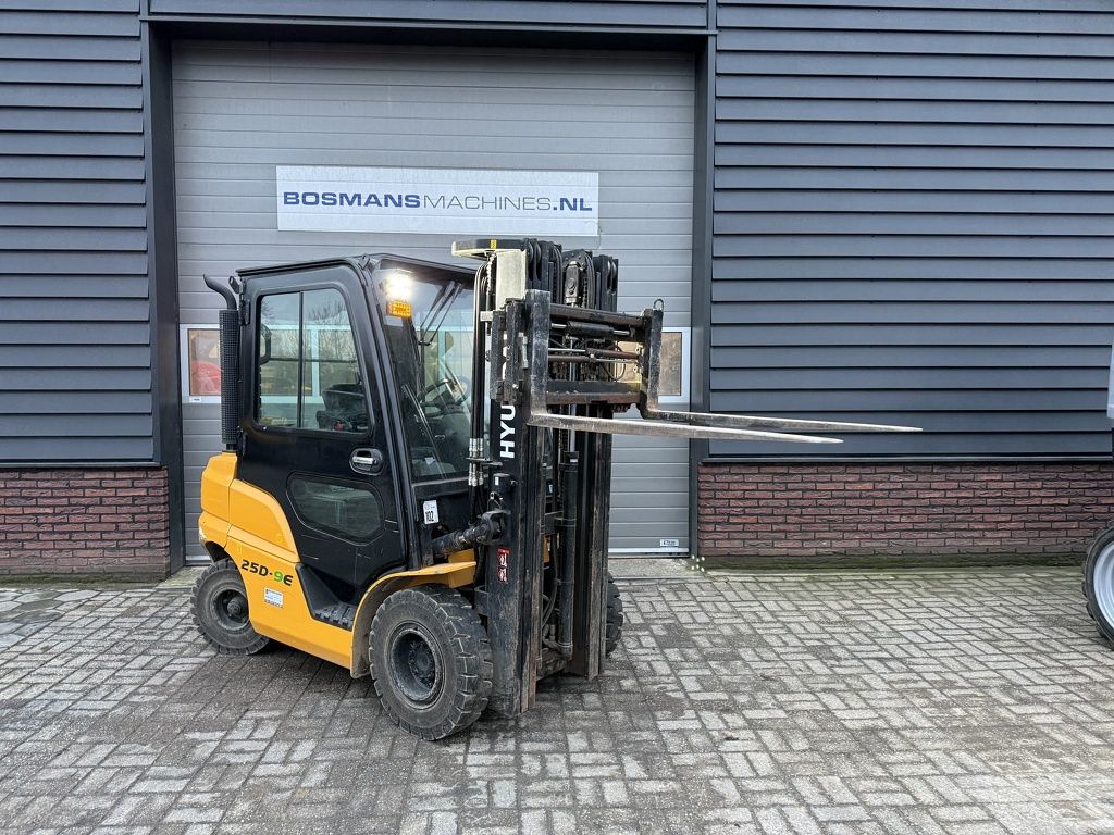 Hyundai 25D-9E 2.5 T diesel heftruck met cabine / vorkenverspreider